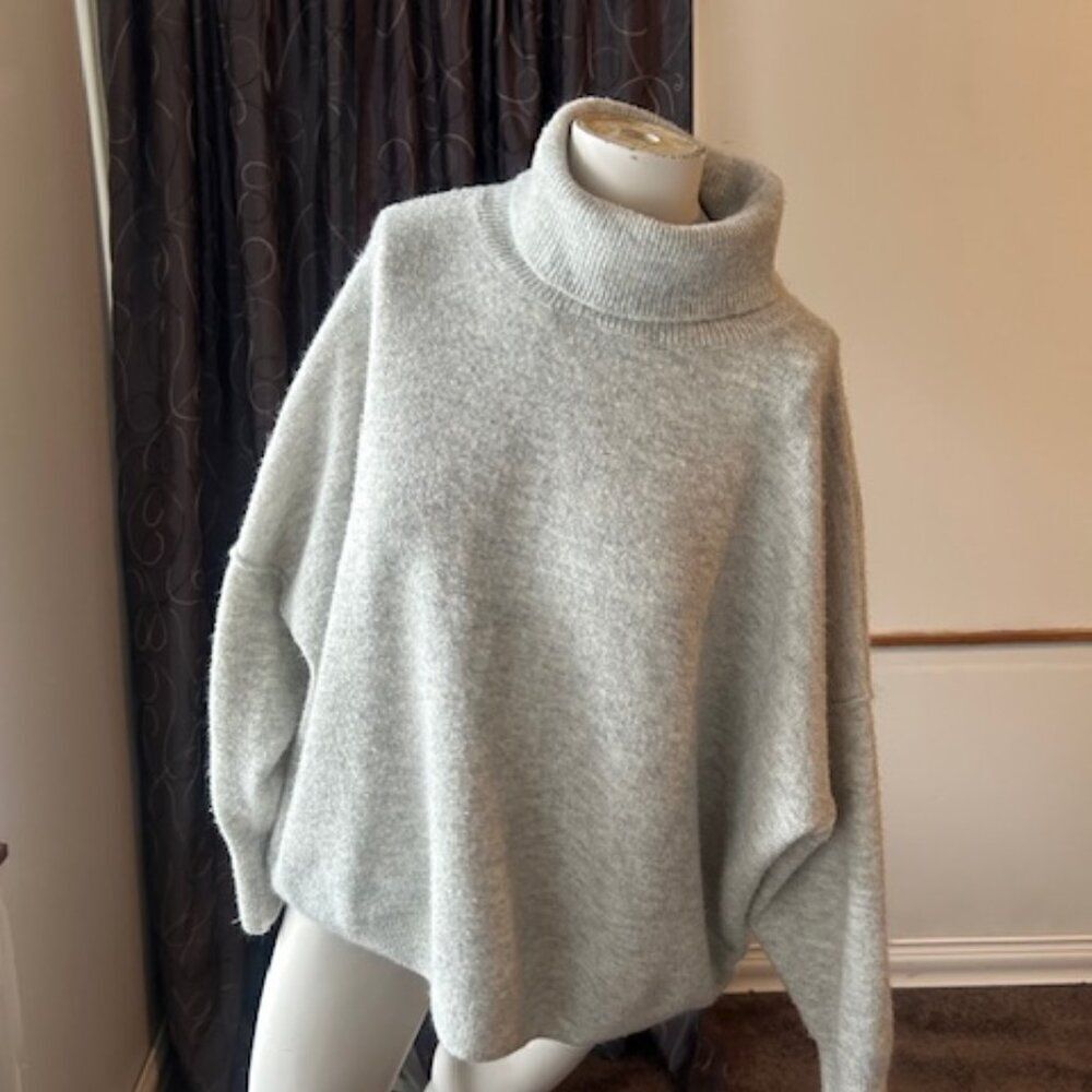 Vince Camuto Gray/Crean oversized Turtleneck sweater, size XXL